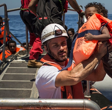 Rettung eines Kindes im Mittelmeer – Foto: Anna Psaroudaki / SOS MEDITERRANEE