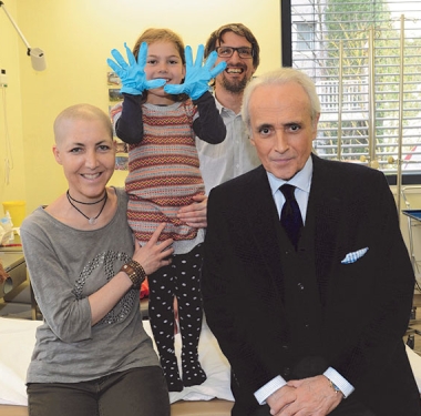 José Carreras beim Besuch  einer betroffenen Familie  im Klinikum Großhadern