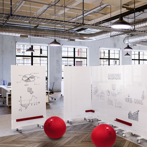 KAISER+KRAFT setzt bei sich und in seinem Produktangebot auf nachhaltige und moderne Büroartikel. Hierzu gehören beispielsweise nachhaltig produzierte Whiteboards oder ergonomische Sitzalternativen.